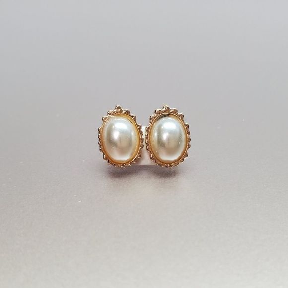 Oval Stud Earrings - 1 Pair - Picture 2 of 3